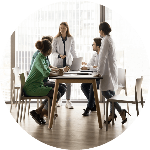 Des femmes autour d’une table