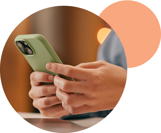 Un téléphone mobile dans les mains d’une personne